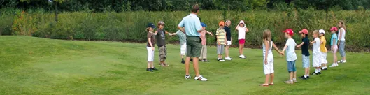 Jugendliche beim Golftraining
